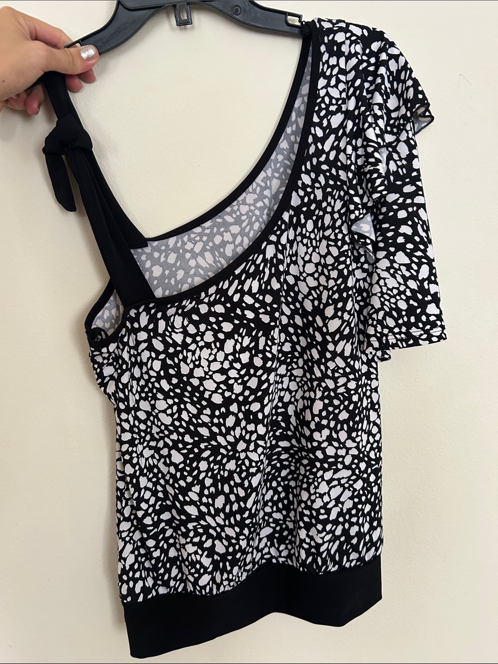 Source Unknown Black & White One-Shoulder Printed Tank